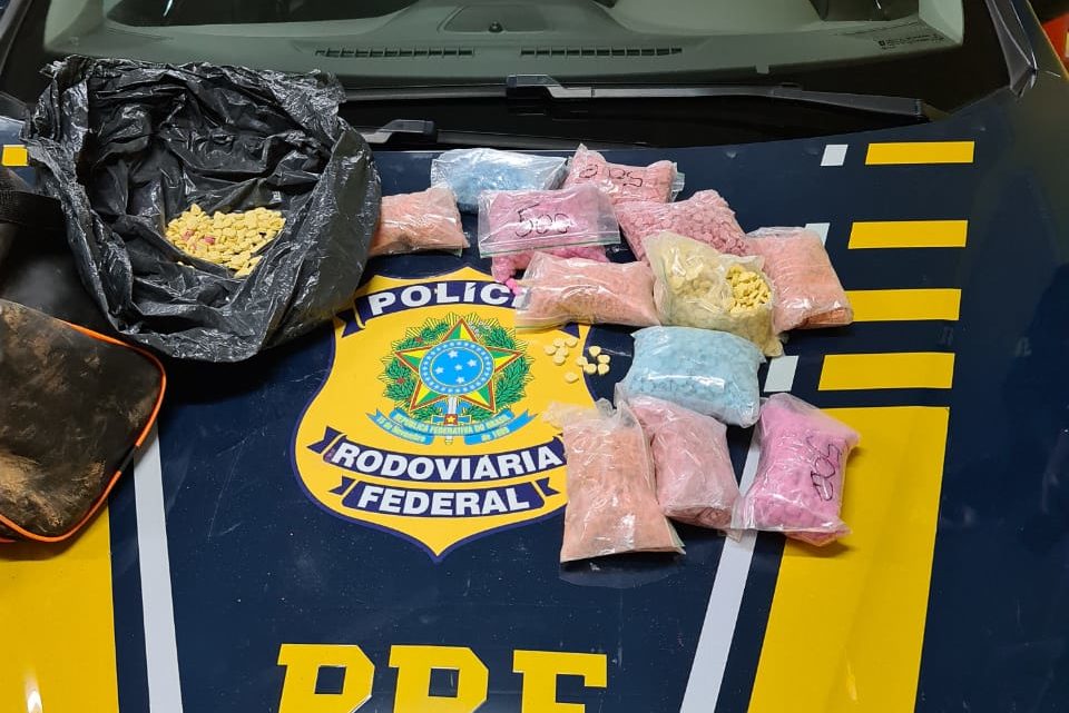 PRF apreende 8 mil comprimidos de ecstasy na BR 282 em Xanxerê