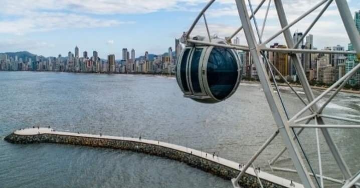 Casal usa cabine da roda gigante para fazer sexo em Balneário Camboriú