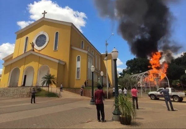 VÍDEOS: Fogo destrói Casa do Papai Noel em Pato Branco