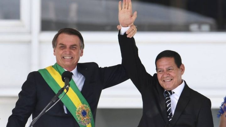 TSE absolve chapa Bolsonaro-Mourão de disparo de mensagens