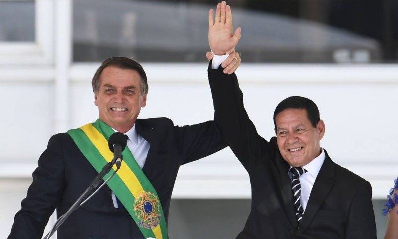 TSE absolve chapa Bolsonaro-Mourão de disparo de mensagens