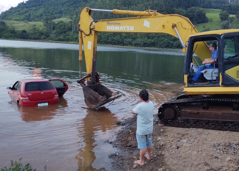Veículo desanda e afunda no lago da Usina de Itá