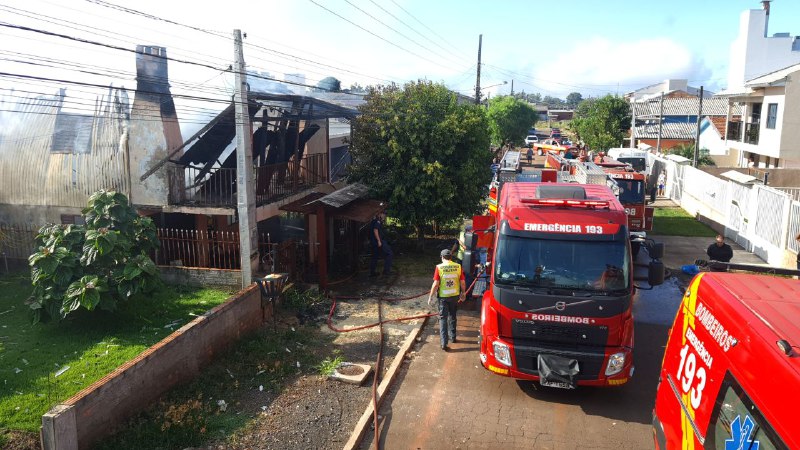 VÍDEOS: casa de dois pavimentos pega fogo em Chapecó