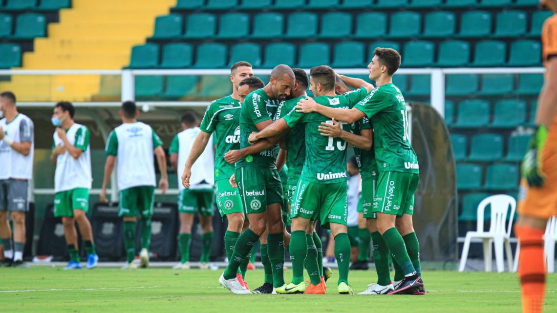 Em tarde de golaços, Chape vence o Figueirense e se isola na liderança