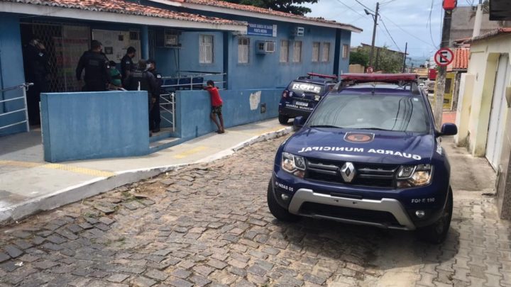 Bandidos armados invadem posto de saúde e roubam vacinas contra a Covid-19
