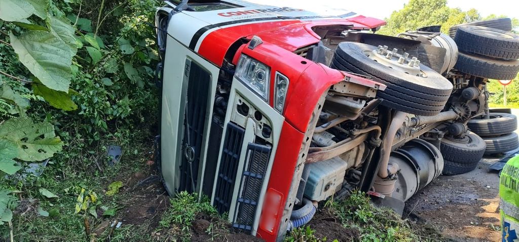 Vídeo: Caminhão tomba e motorista fica ferido na BR-282 em Joaçaba