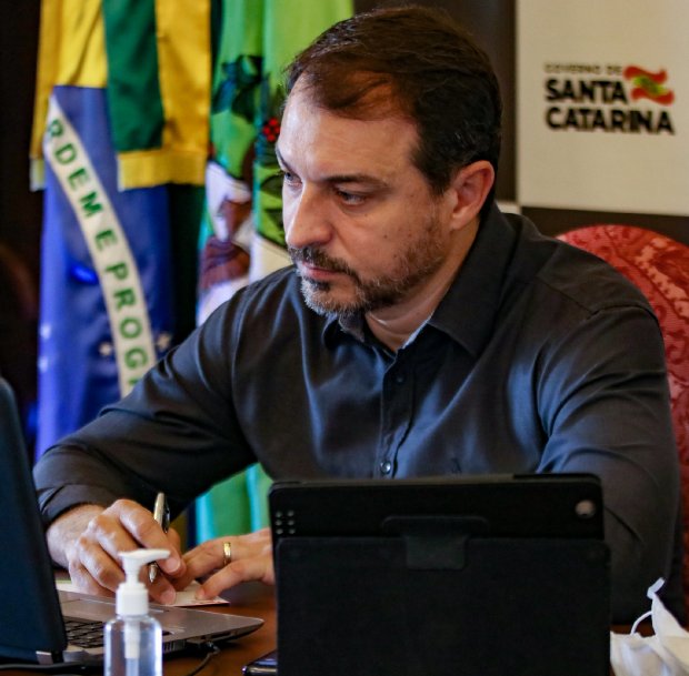 Carlos Moisés determina à Fazenda estudo para implantação de auxílio emergencial em Santa Catarina