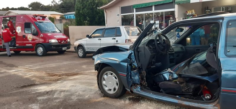 Vídeo: Carro voa em fuga da polícia e atinge caminhonete em SC