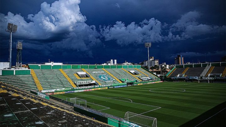 Chape enfrenta o Brusque e tenta manter a liderança no estadual