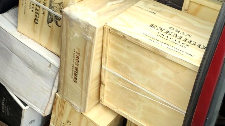 PRF apreende quase 300 caixas de vinho argentino na BR 282 em Pinhalzinho