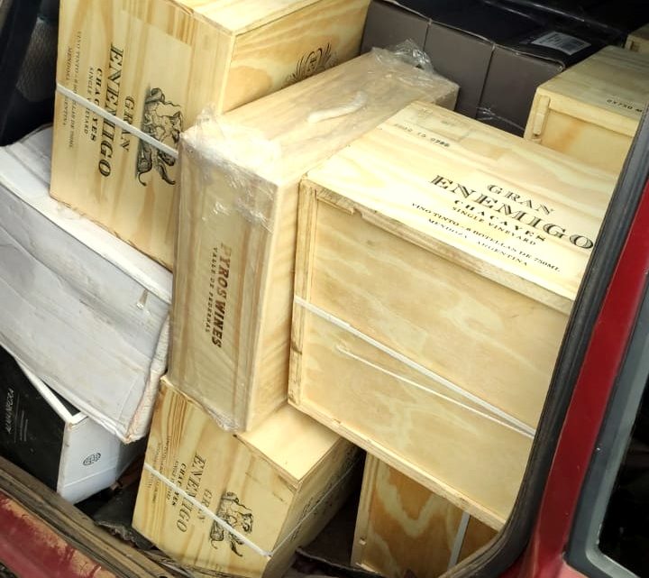 PRF apreende quase 300 caixas de vinho argentino na BR 282 em Pinhalzinho