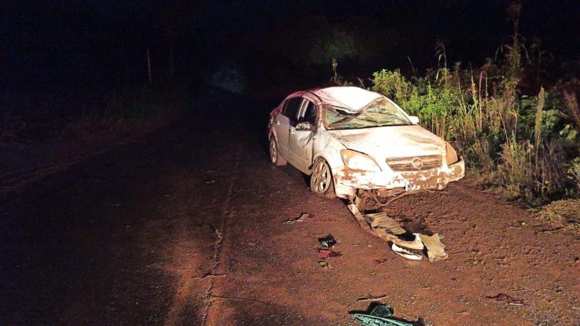 Veículo bate em barranco na SC 155 em Ouro Verde