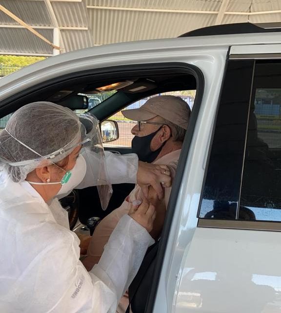 Inicia Drive Thru para vacinação da 2ª dose de idosos entre 87 e 89 anos