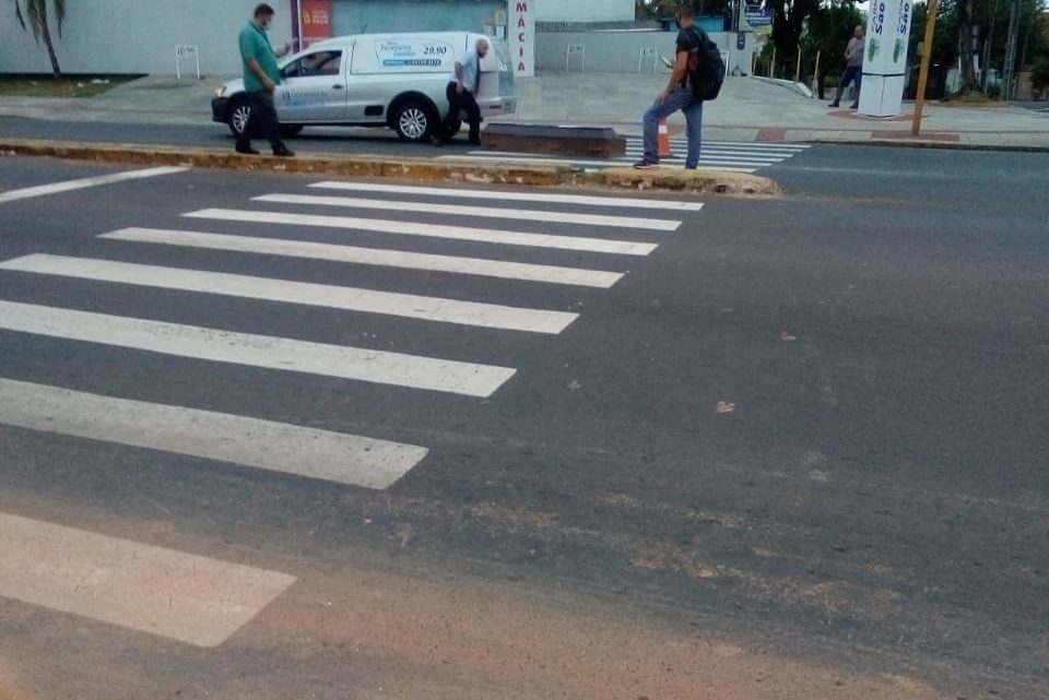 Caixão cai de carro de funerária no RS