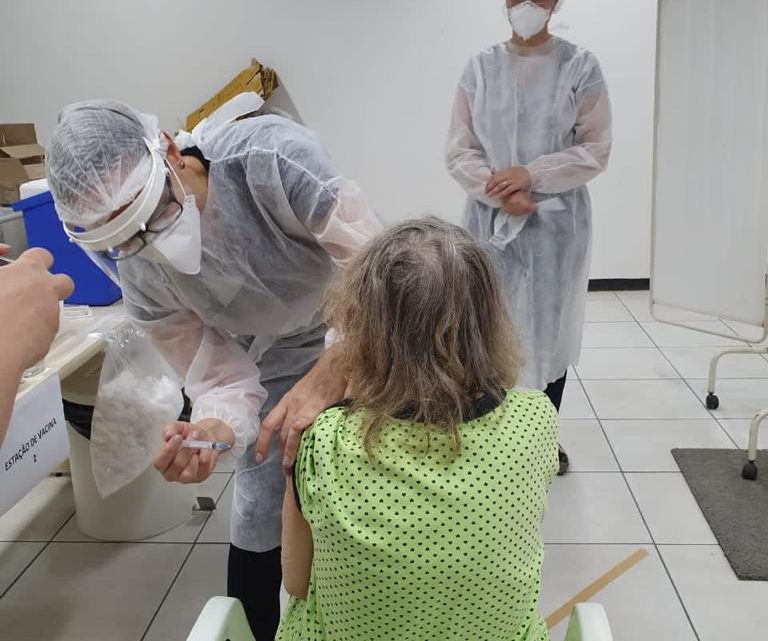 Idosos com mais de 76 anos serão vacinados no sábado e domingo em Chapecó