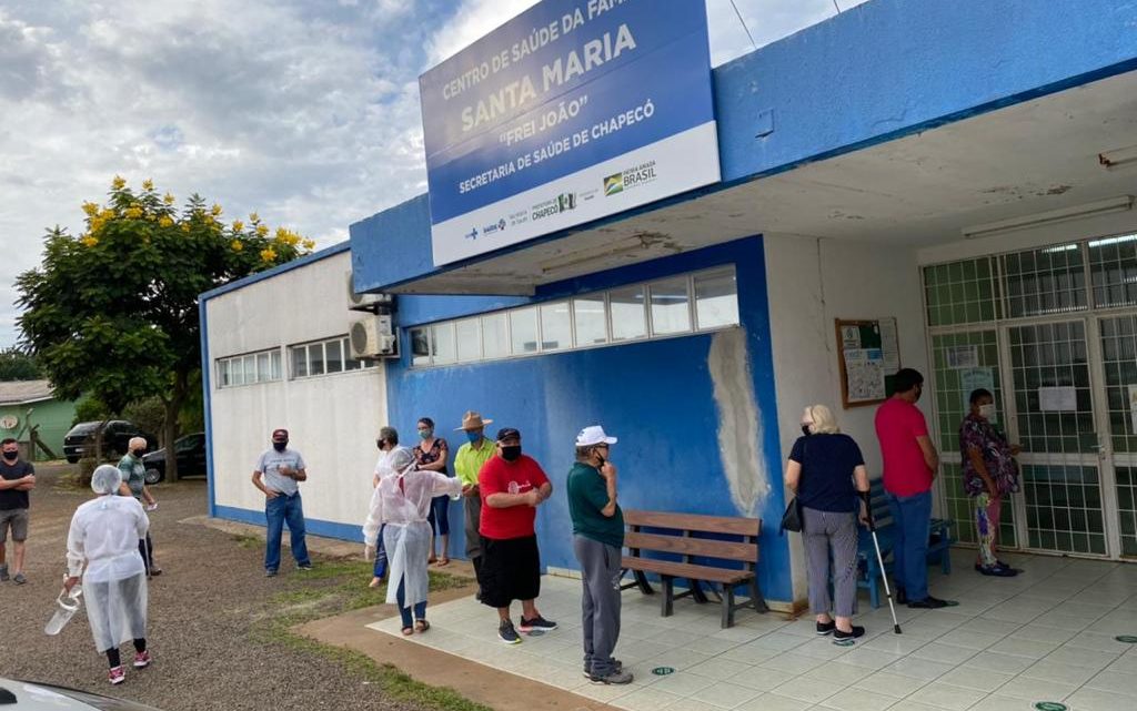 Vacinação para idosos com mais de 73 anos será nesta terça-feira em Chapecó