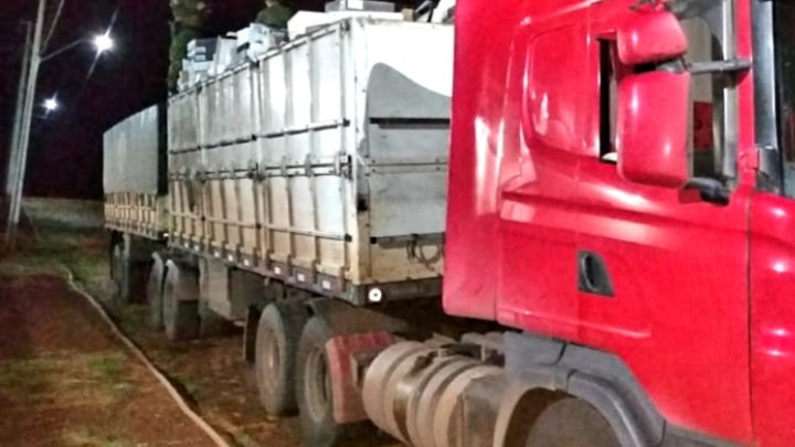 Carreta carregada com quase 500 caixas de vinhos é apreendida no Paraná