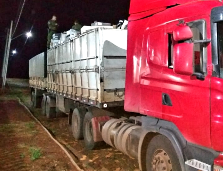 Carreta carregada com quase 500 caixas de vinhos é apreendida no Paraná