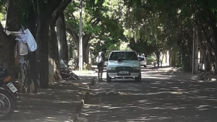 Mulher com Covid cospe em pessoas na rua e é detida no Paraná