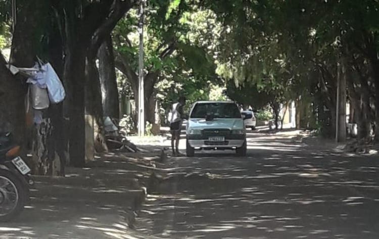 Mulher com Covid cospe em pessoas na rua e é detida no Paraná