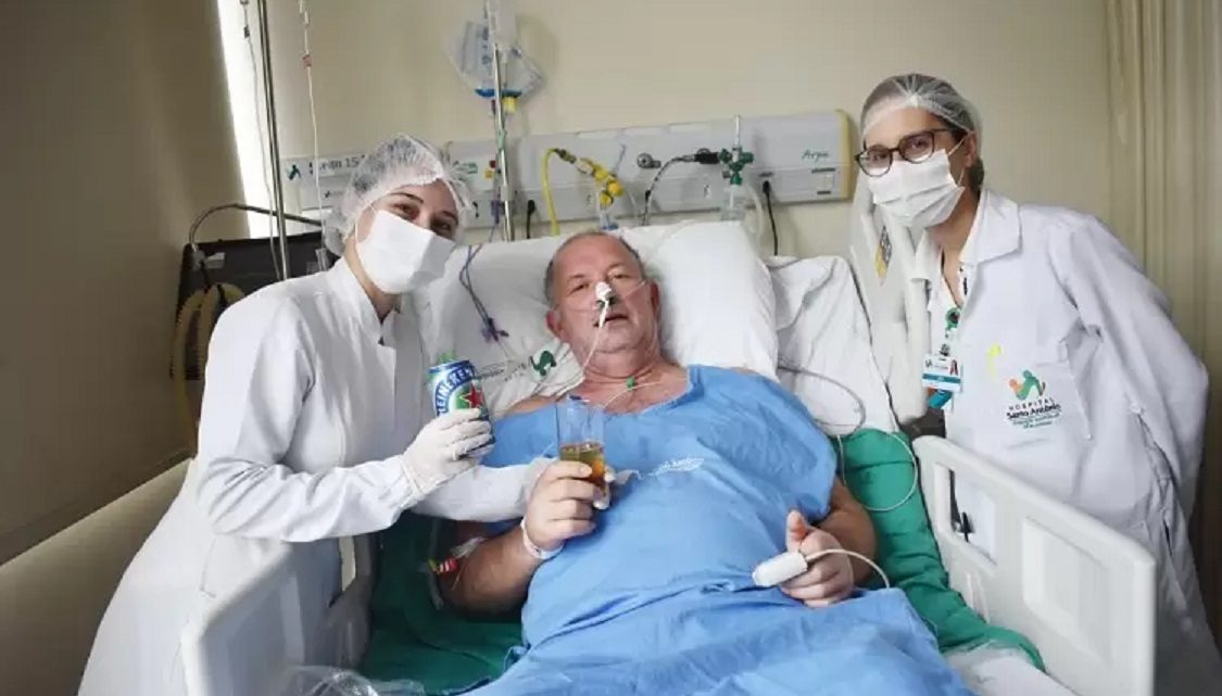 Paciente toma cerveja após ganhar alta da UTI Covid de Hospital em SC