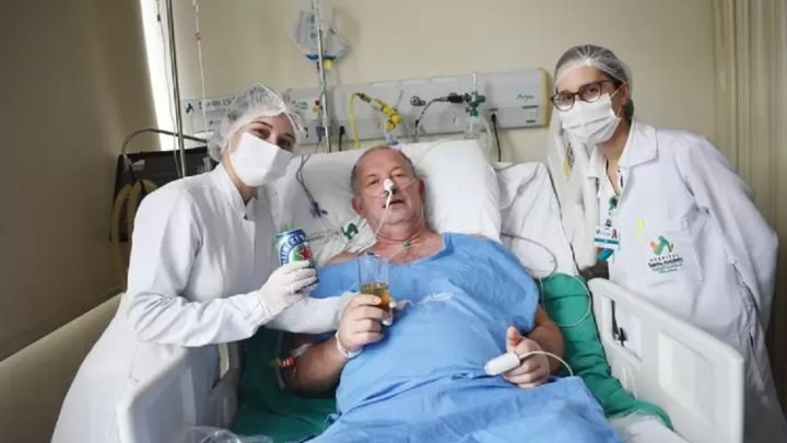 Paciente toma cerveja após ganhar alta da UTI Covid de Hospital em SC