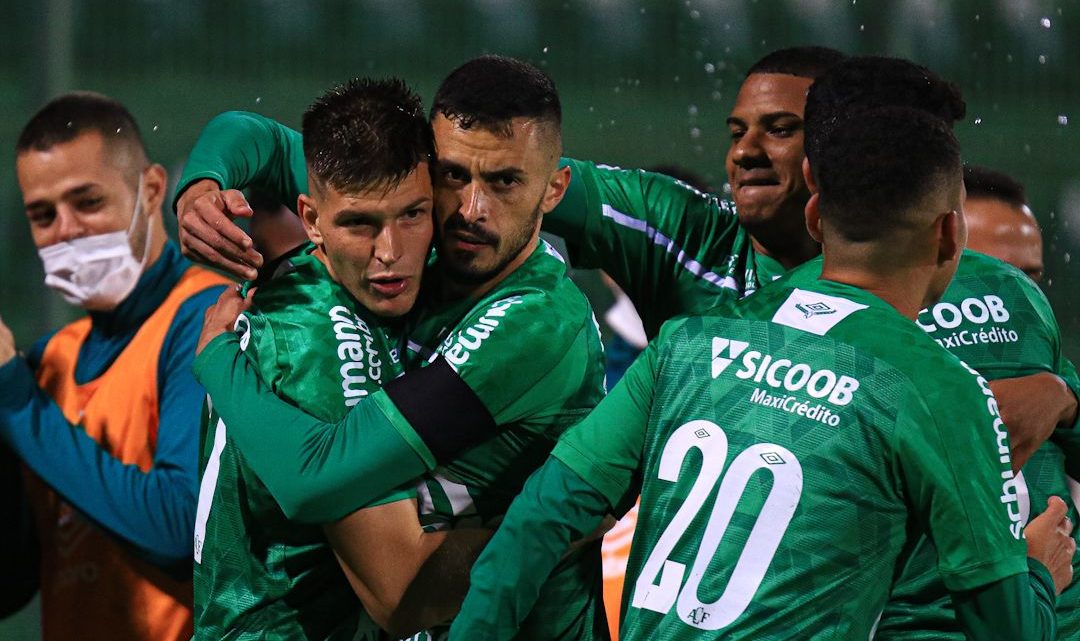 Chapecoense vence o Hercílio Luz e está na semifinal do Campeonato Catarinense