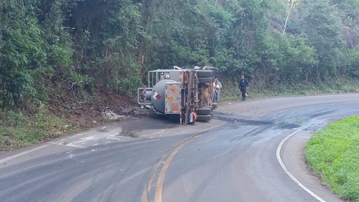 Caminhão tanque com produtos perigosos tomba na SC-390