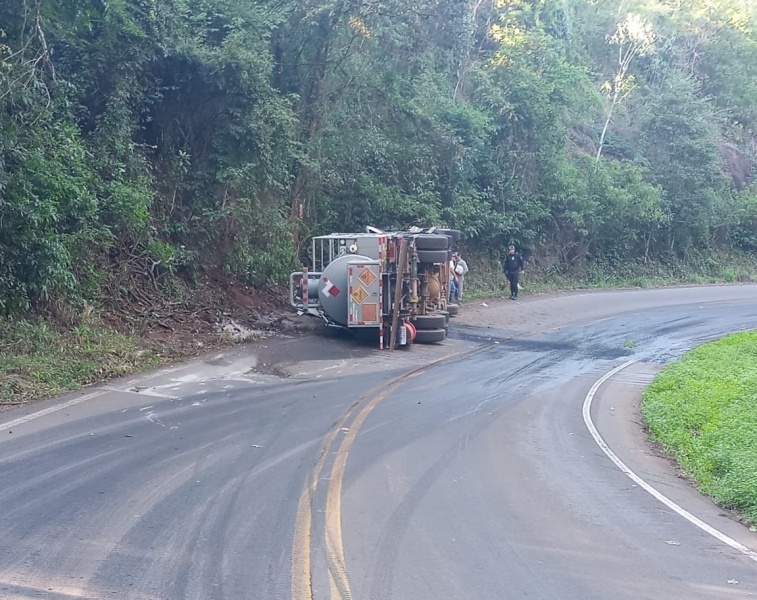 Caminhão tanque com produtos perigosos tomba na SC-390