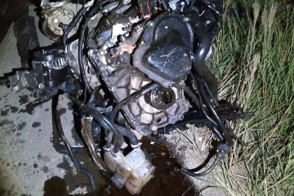Motor é arrancado após colisão entre carro e caminhão na SC 135
