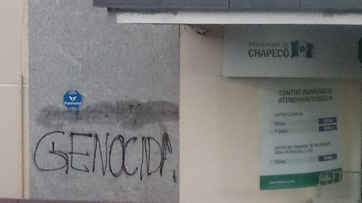 Centro de eventos de Chapecó é pichado