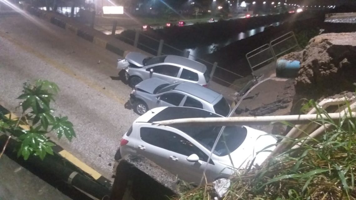 Vídeo: Cabeceira de ponte cai e três carros ficam danificados em SC