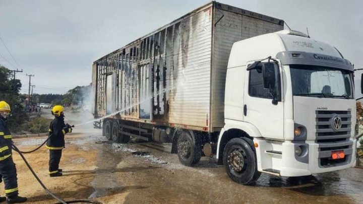 Incêndio destrói caminhão que transportava caixões em SC