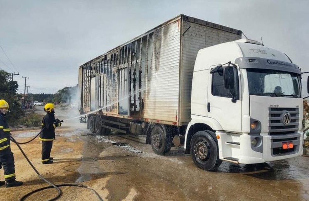 Incêndio destrói caminhão que transportava caixões em SC