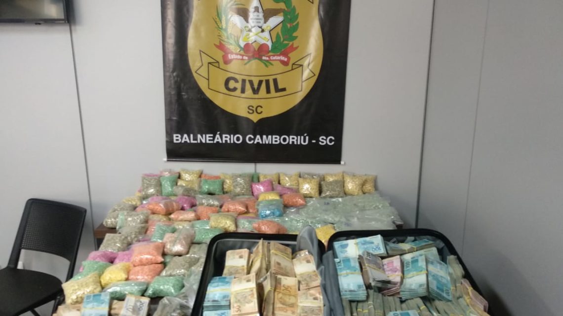 Polícia Civil apreende cerca de R$ 900 mil e 100 mil comprimidos de ecstasy em operação contra organização criminosa em SC
