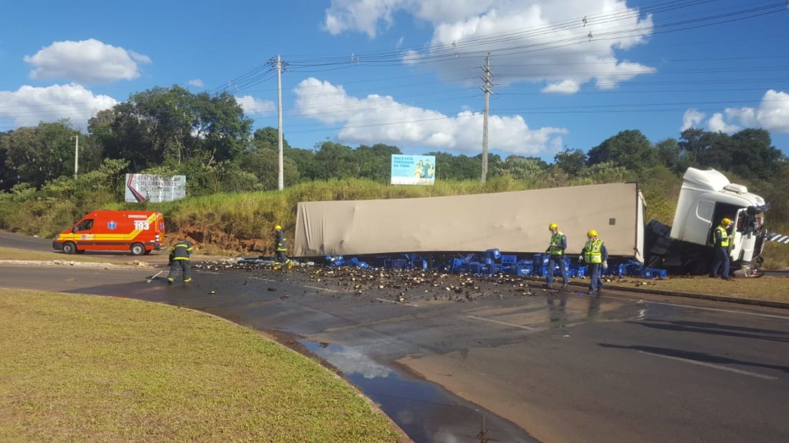 Policia militar evita que carga de cerveja seja saqueada em Pinhalzinho