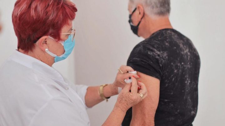 Vacinação para 66 anos será nesta sexta-feira (09) em Chapecó