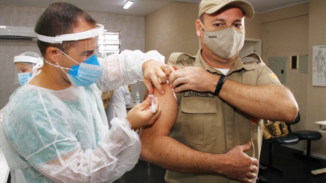Vídeo: policiais militares começam a receber vacinação em SC