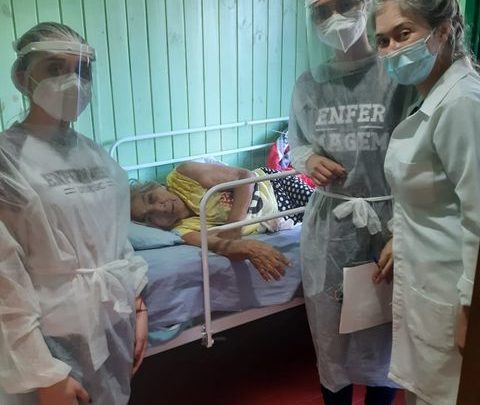 Senhora mais idosa de Chapecó recebe vacina em casa
