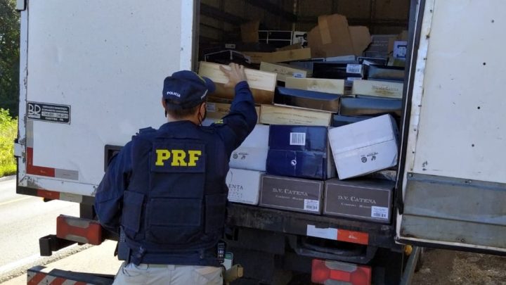PRF flagra caminhão com 3 mil garrafas de vinho importadas irregularmente na BR 282 em Xaxim