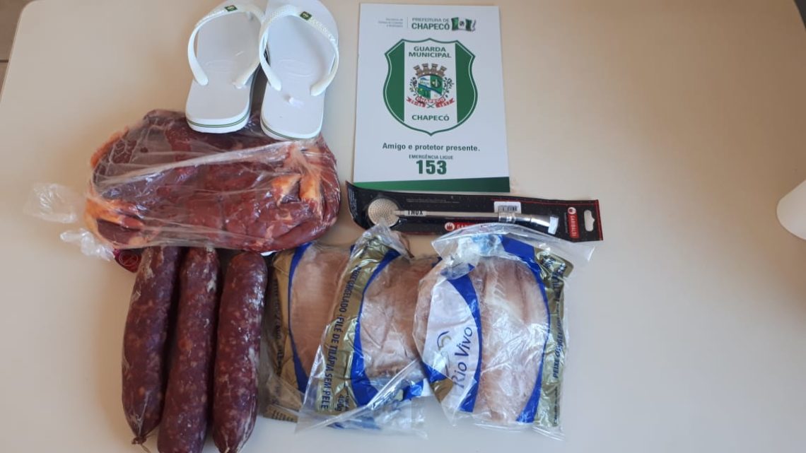Guarda Municipal prende homem por furto de salame, chinelo de dedo e outros produtos de supermercado em Chapecó