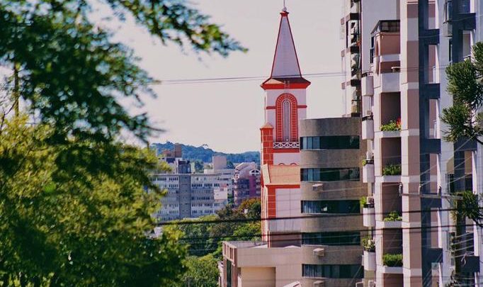 Poda de árvores na avenida Getúlio Vargas acontece nesse sábado em Chapecó