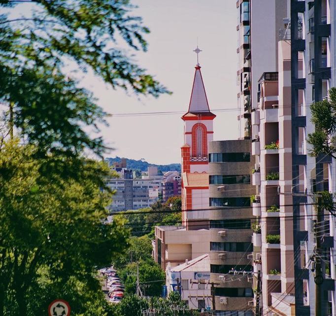 Poda de árvores na avenida Getúlio Vargas acontece nesse sábado em Chapecó