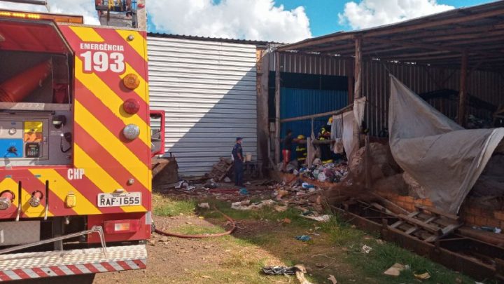 Depósito de reciclagem pega fogo no bairro Efapi