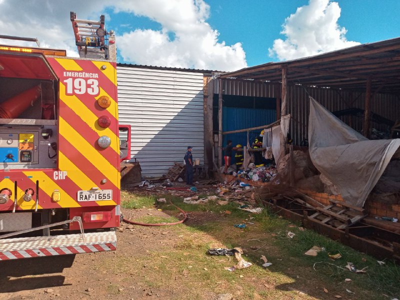 Depósito de reciclagem pega fogo no bairro Efapi