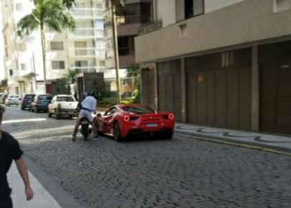 Em plena luz do dia, dupla rende e assalta motorista de carrão de luxo no Centro de Balneário Camboriú