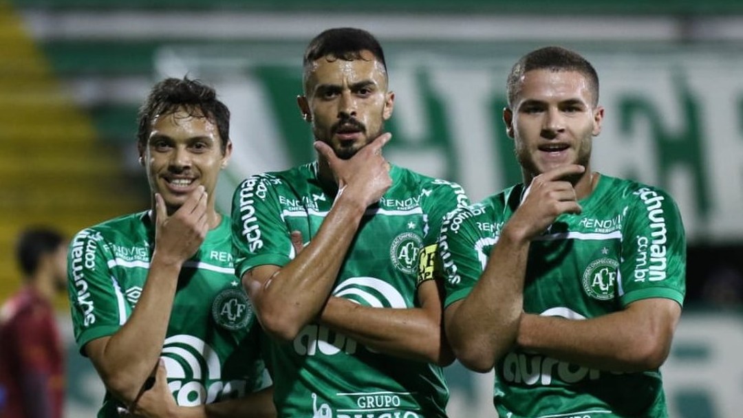 Chape enfrenta Marcílio Dias rumo a mais uma final do catarinense