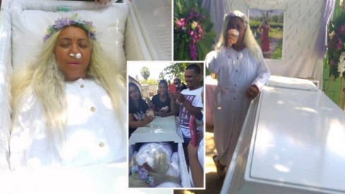 Mulher aluga caixão para ensaiar o próprio funeral e exige que amigos chorem na cerimônia