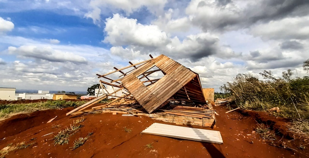 Vento derruba e destrói casa de madeira em São Miguel do Oeste