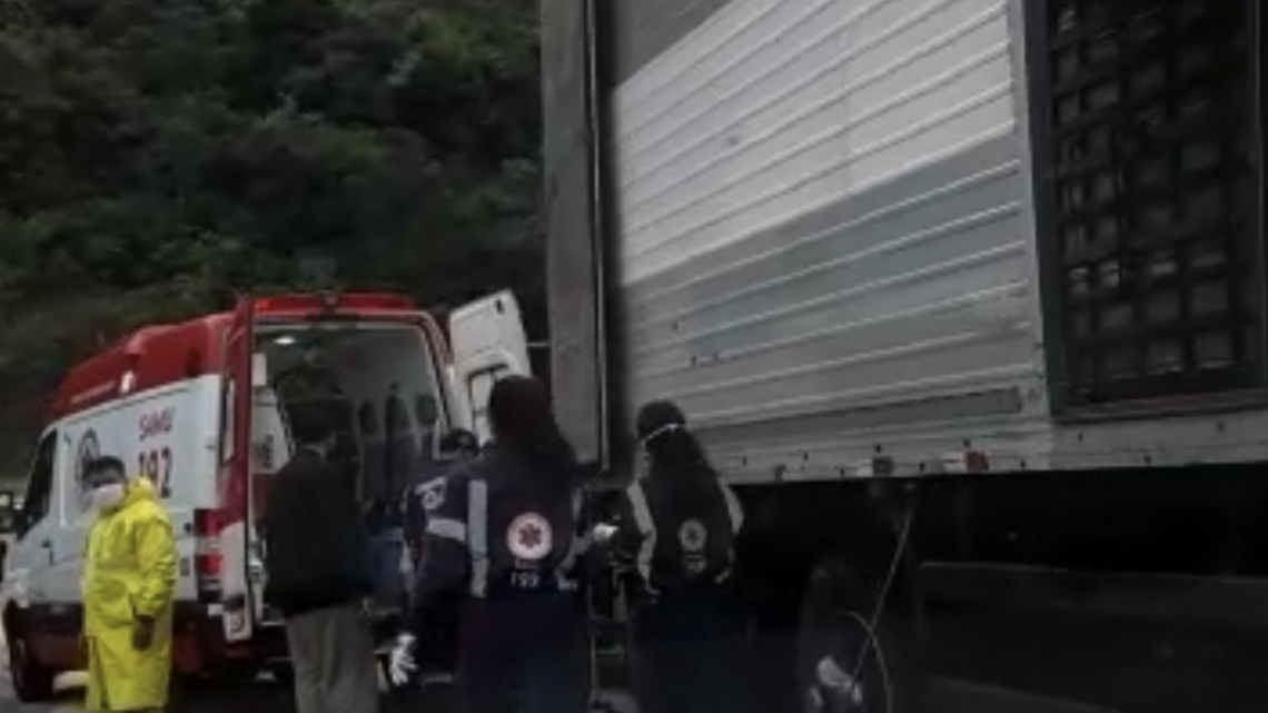 URGENTE: Caminhão sem freio tomba na cabeceira da ponte do Goio-En em Chapecó